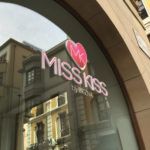 Instalación de letras corpóreas para Miss Kiss