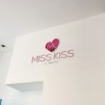 Instalación de letras corpóreas para Miss Kiss