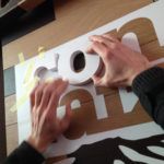 Instalación de letras corpóreas para Con Raíz